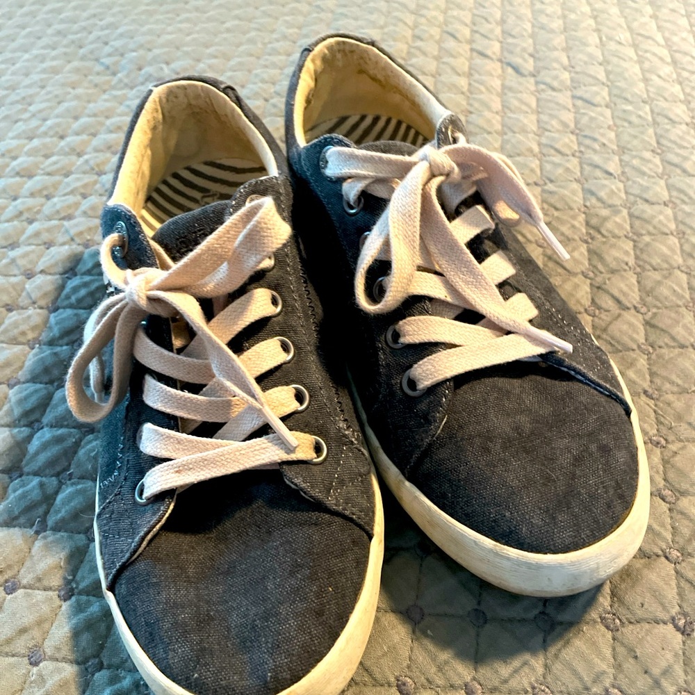 Taos women’s sneakers.  Blue